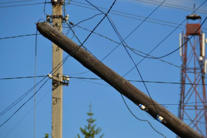 В Брянске возле школы №61 рухнул столб электропередач