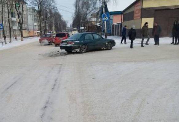 В Новозыбкове в столкновении Daewoo и Mazda пострадала женщина