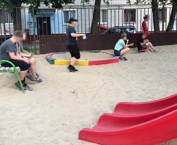 В Брянске группа детей наводит ужас на жителей закрытого двора
