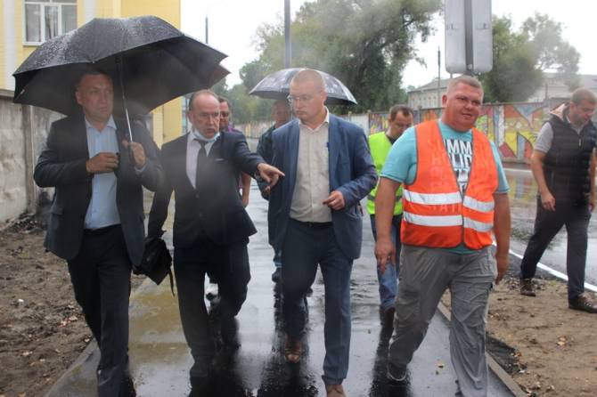 Депутаты горсовета прогулялись под дождиком по Брянску