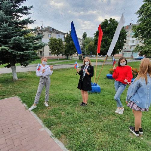 В Брянске скромно отметили День флага России