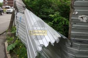 В Брянске на Советской опасный забор угрожает пешеходам и велосипедистам
