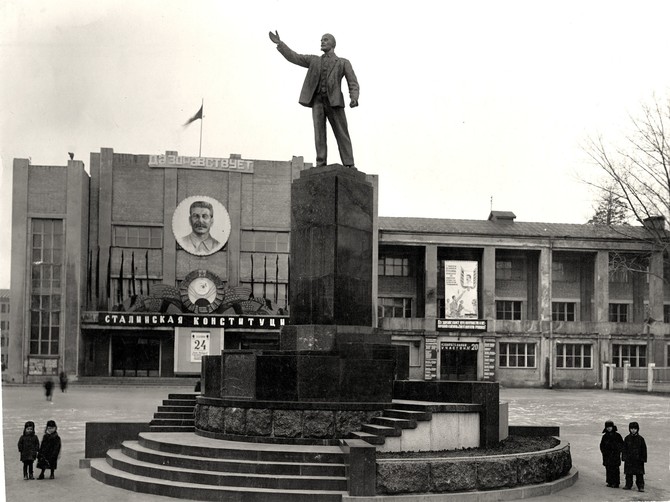 В Брянске мог упасть памятник Ленину возле ДК БМЗ