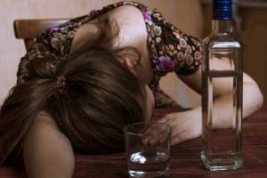 В Брянске обокрали уснувшую после перебора алкоголя 42-летнюю женщину