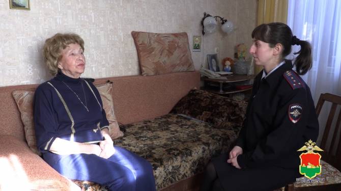 В Брянске бдительная пенсионерка помогла задержать курьера телефонных мошенников