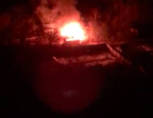 В Брянске сняли на видео горящую дачу возле лицея №1