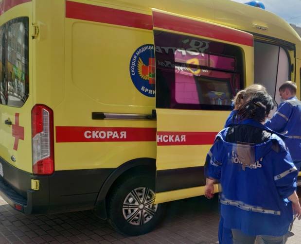В Новозыбкове 24-летнюю пьяную девушку доставили в больницу со сквозной раной бедра