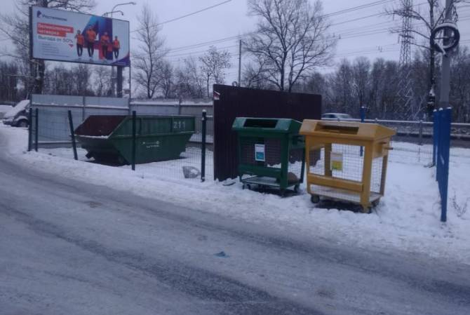 В Брянске вандалы сломали часть контейнеров для раздельного мусора