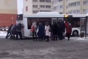 В Брянске пассажиры вытолкали застрявший в снегу автобус №48