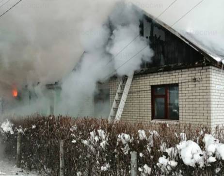 В Брянске на улице Кирова загорелся жилой дом
