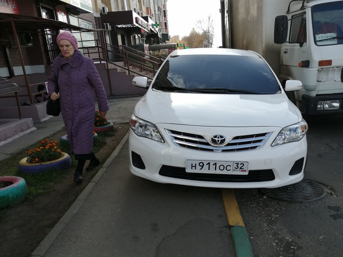 В Брянске перекрыл тротуар автохам на «Тойоте»
