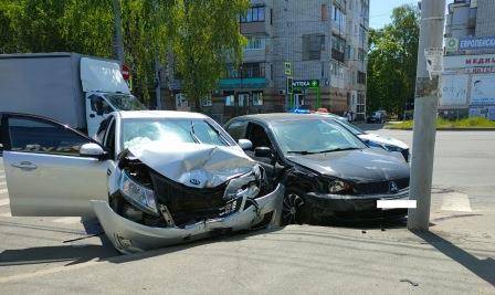 В Брянске у «БУМ Сити» водитель Mitsubishi врезался в Kia и разбил голову 28-летней девушке