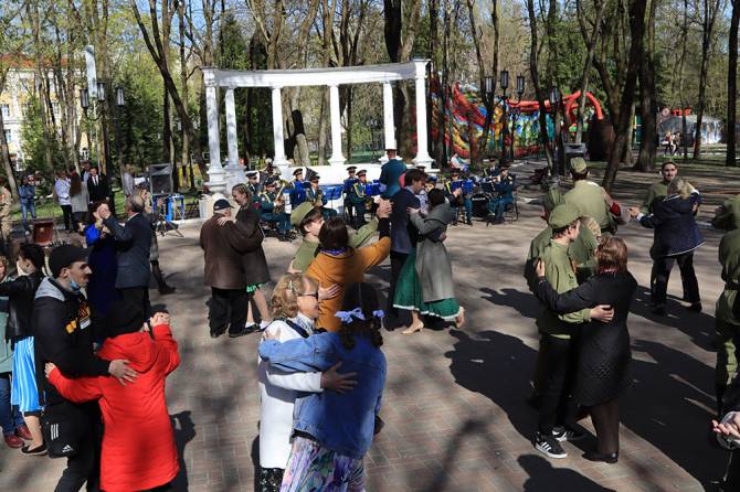 В брянском парке Толстого состоялся «Серебряный вальс»