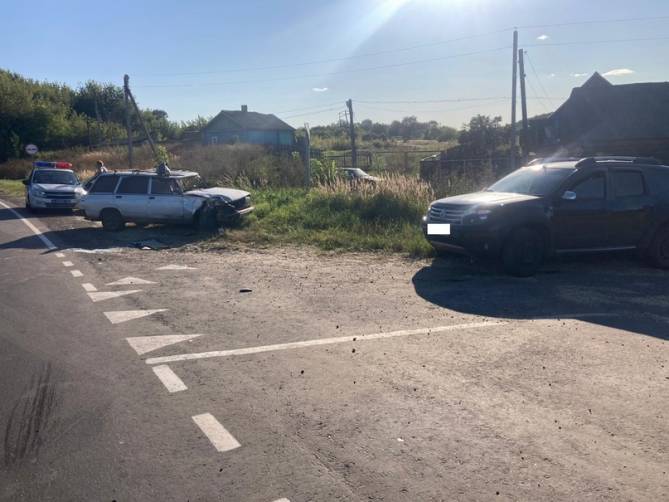 Под Трубчевском водитель Renault врезался в «ВАЗ» и покалечил 60-летнюю женщину