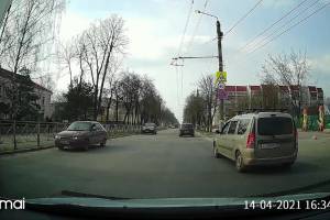 В Брянске водитель «Ларгуса» проехал перекресток на красный