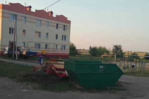 Жителей Новозыбкова возмутил мусорный бункер у детской площадки