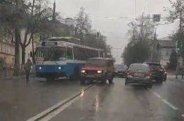 В Брянске улица Калинина встала в пробке из-за сломавшегося троллейбуса 