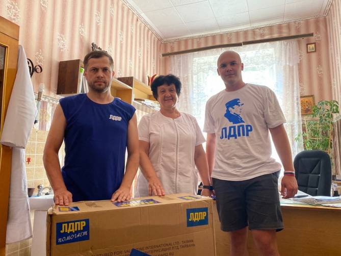 Брянские волонтёры ЛДПР передали луганской поликлинике кресло-каталку и тесты на COVID-19