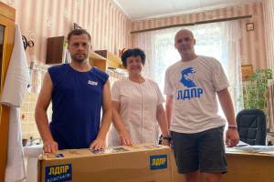 Брянские волонтёры ЛДПР передали луганской поликлинике кресло-каталку и тесты на COVID-19