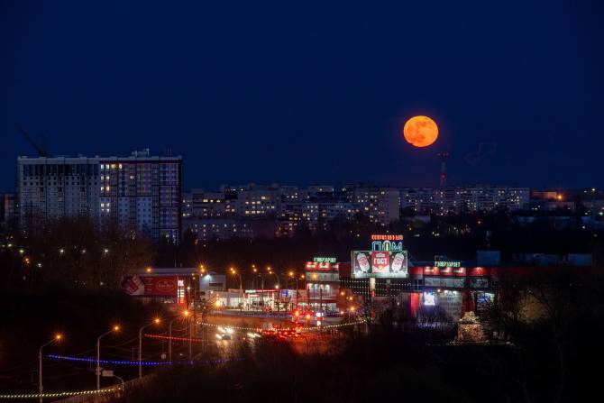 В Брянске сняли на фото завораживающий восход красной Луны