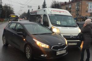 В Брянске на Полтиннике столкнулись легковушка и маршрутка 35