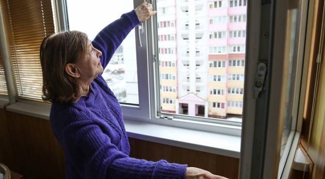 В Брянске 84-летнюю пенсионерку обманули с установкой пластиковых окон 