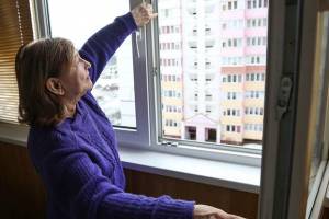 В Брянске 84-летнюю пенсионерку обманули с установкой пластиковых окон 