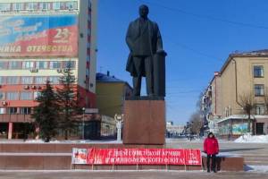 Коммунисты поздравили брянцев с 23 февраля одиночными пикетами