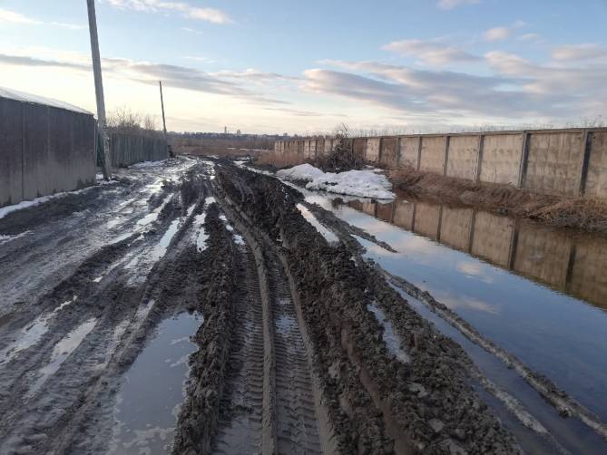 В Брянске затопило дачи возле новой дороги от Metro