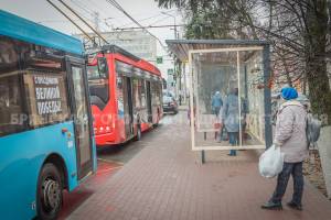 В Брянске капремонт улицы Красноармейской завершается монтажом новых остановок