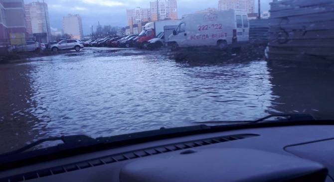 В Брянске затопило дорогу возле детского сада «Росинка»