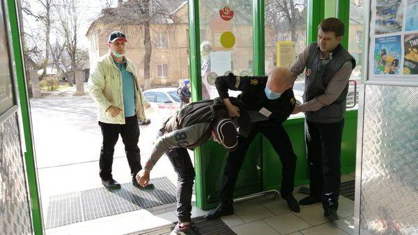 В Брянске сняли на видео попытку ограбления магазина «Пятерочка»