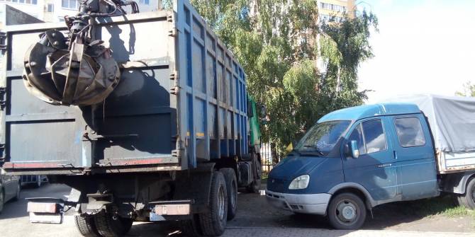 В Брянске водители массово блокируют дорогу мусоровозам