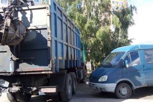 В Брянске водители массово блокируют дорогу мусоровозам