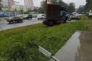 В Брянске возле ТЦ «Маяк» грузовик протаранил электроопору