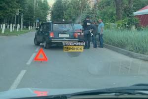 В Брянске на пустой дороге столкнулись два автомобиля