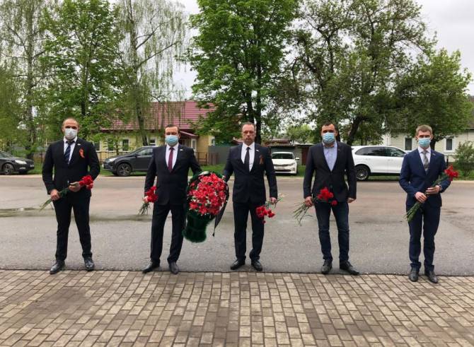 Брянские депутаты от ЛДПР в День Победы возложили цветы к памятному мемориалу