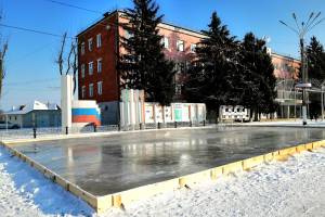На центральной площади Новозыбкова залили каток