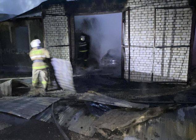 В Жуковском районе горящий гараж с легковушкой тушили два часа