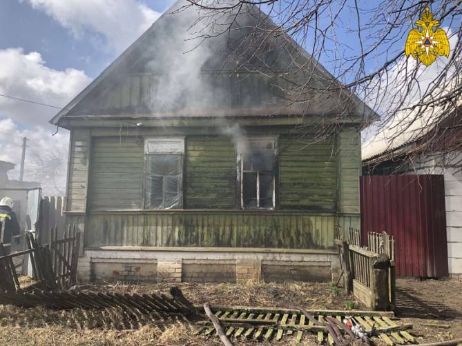 В горящем доме в Трубчевске пострадал человек