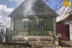 В горящем доме в Трубчевске пострадал человек