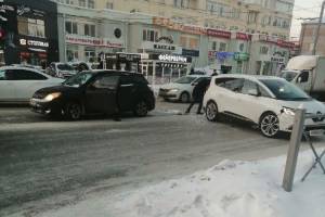 В Брянске возле ТРЦ «БУМ Сити» столкнулись две легковушки