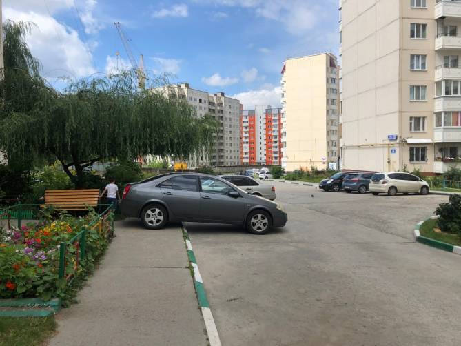 В Брянске мастер парковки удивил жильцов многоэтажки