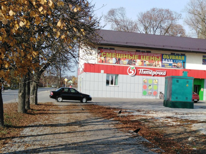 В Трубчевске автохам перегородил тротуар возде магазина «Пятерочка»