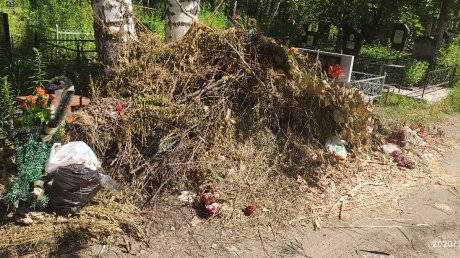 Клинцовских чиновников обязали поставить на кладбищах мусорные контейнеры и урны