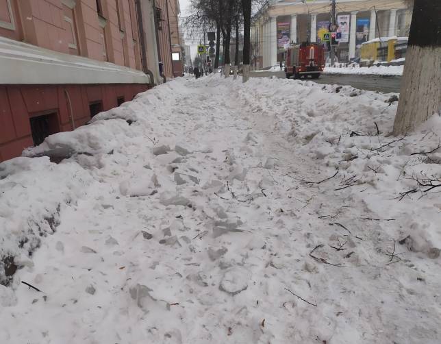 В Брянске коммунальщики завалили ледяными глыбами тротуар на Фокина