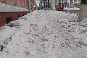В Брянске коммунальщики завалили ледяными глыбами тротуар на Фокина