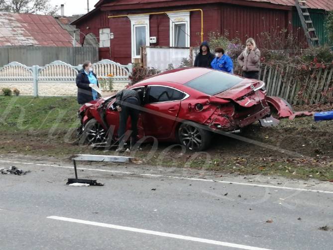 В Климовском районе легковушка влетела в частный дом