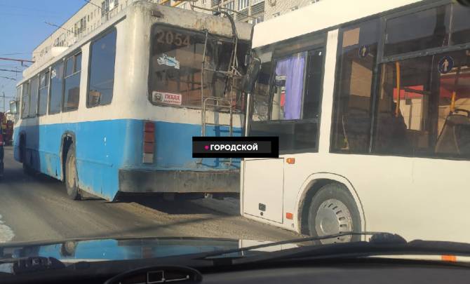 В Брянске на Авиационной автобус врезался в троллейбус