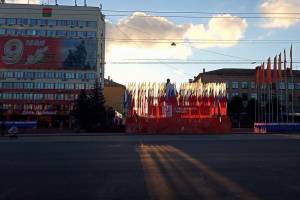 В Брянске перед маршем Победы спрятали памятник Ленину